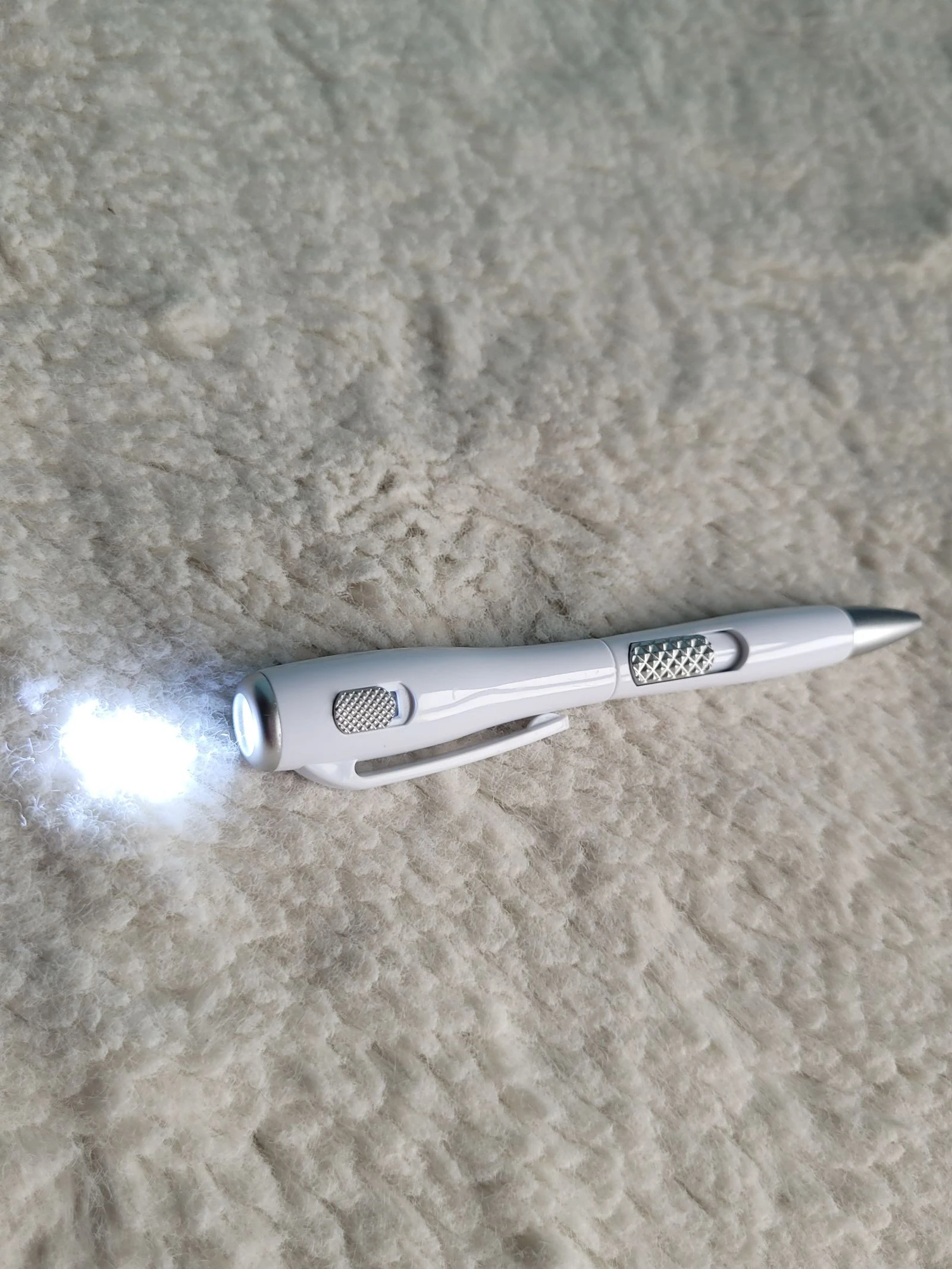 Stylo avec lampe torche LED intégrée - Blanc et gris – photo 3